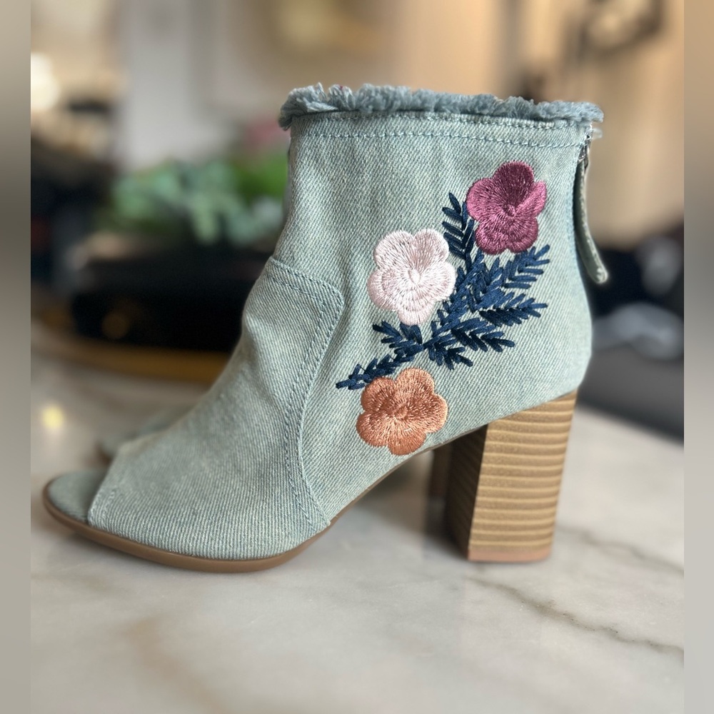 Dolce Mojo Moxy Jeans Floral Embroidered Open-Toe Ankle Booties – Size 7.5